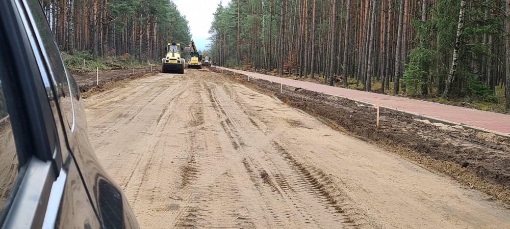 Zdjęcie przedstawia budowę drogi w Opaleńcu.