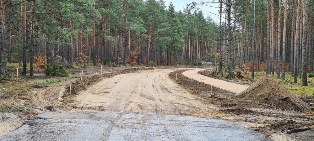 Zdjęcie przedstawia budowę drogi w Opaleńcu.