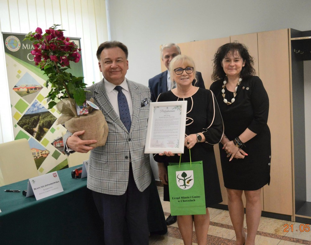 Wręczenie podziękowań podczas podpisania umowy na budowę drogi gminnej Raszujka – Olszewka