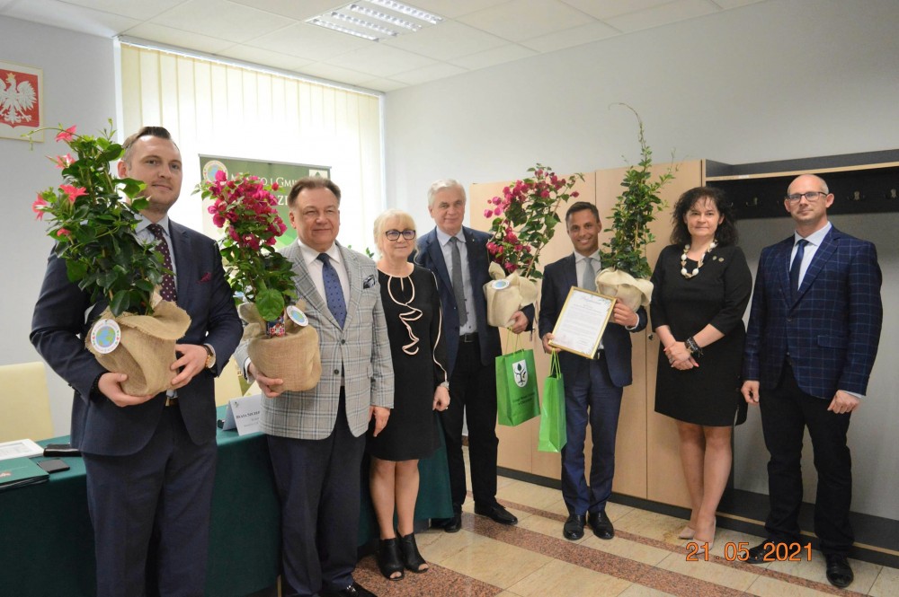 Wręczenie podziękowań podczas podpisania umowy na budowę drogi gminnej Raszujka – Olszewka