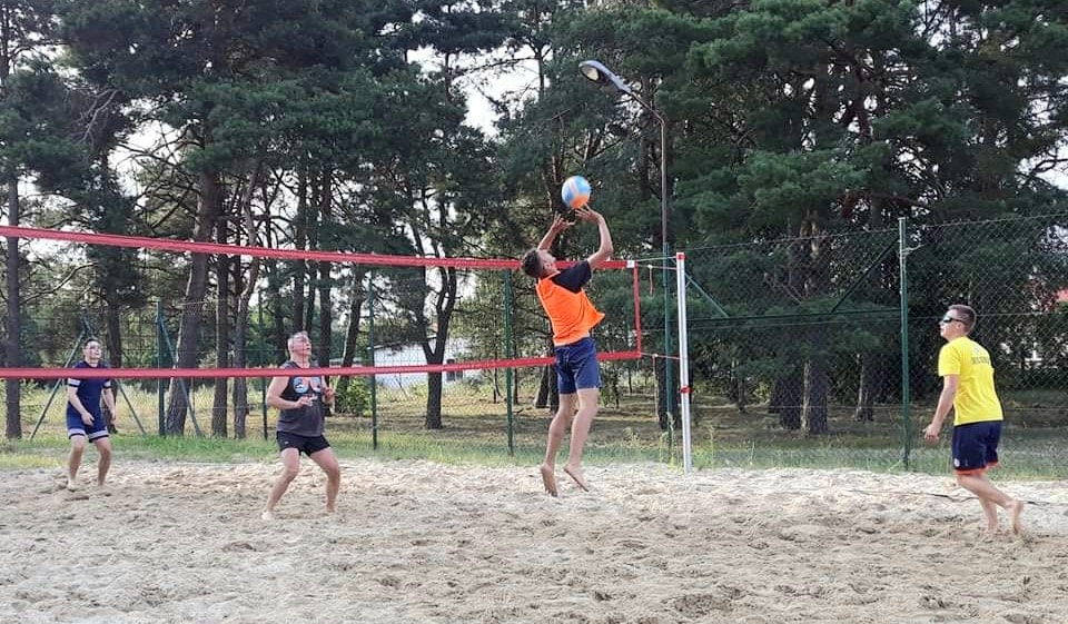 Rozgrywany mecz podczas Turnieju Piłki Plażowej w Siatkówkę.