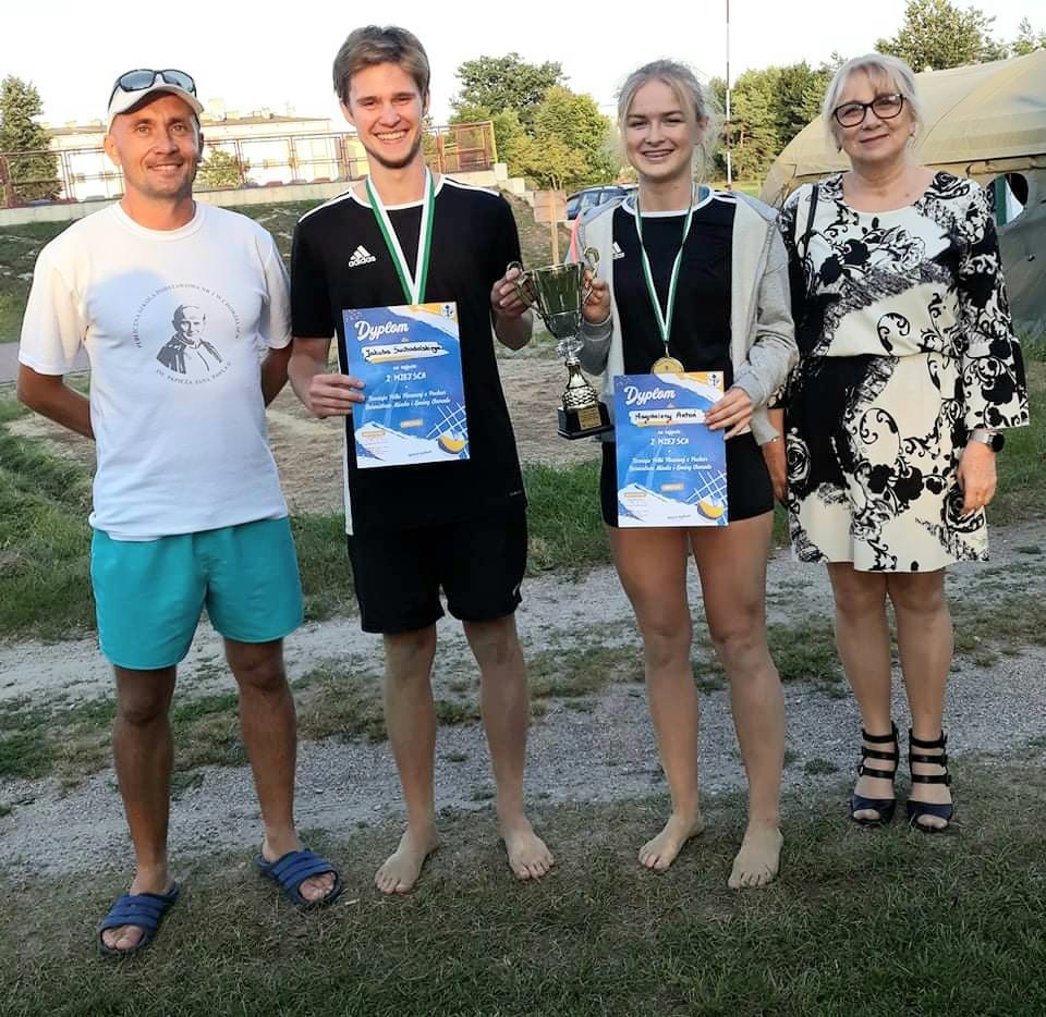 Laureaci Turnieju Piłki Plażowej w Siatkówce o Puchar Burmistrza Miasta i Gminy Chorzele.
