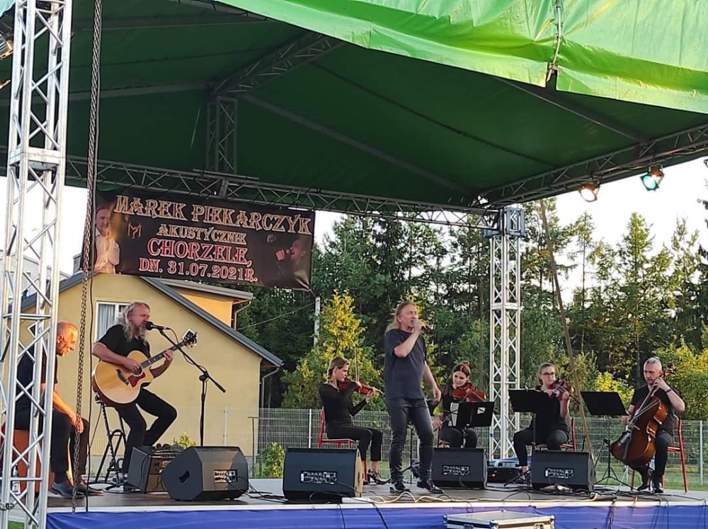 Koncert Marka Piekarczyka z zespołem w Chorzelach
