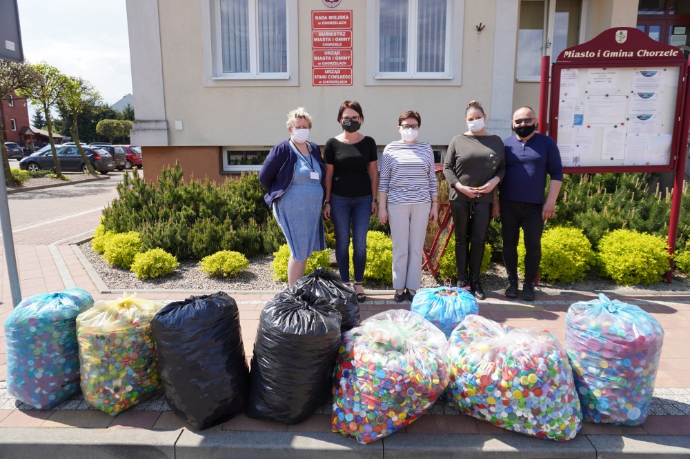 Zbiórka korków przed Urzędem Miasta i Gminy Chorzele