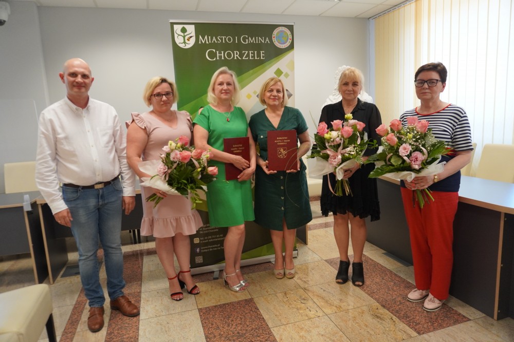 Wręczenie zarządzeń w sprawie przedłużenia powierzenia stanowiska dyrektora.