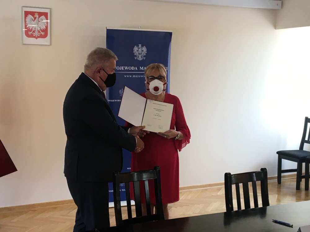 Podpisanie umowy na dofinansowanie przebudowy drogi gminnej w Bindudze i Krukowie przez burmistrz Beatę Szczepankowską oraz wicewojewodę Sylwestra Dąbrowskiego