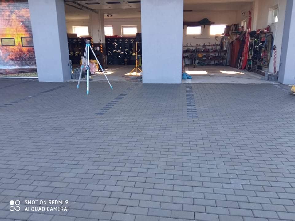 Plac przed garażami OSP w Zarębach, przy których została położona kostka brukowa.