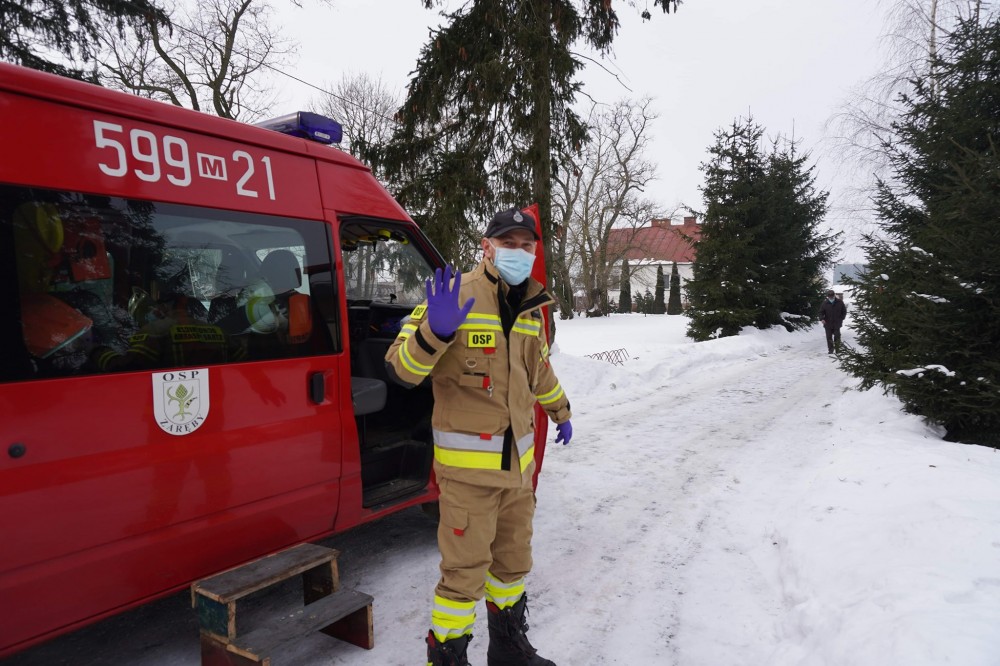 Strażak OSP Zaręby pomaga seniorom dotrzeć na szczepienie przeciwko COVID-19