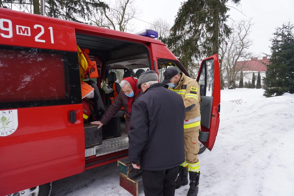 Strażak OSP Zaręby pomaga seniorom dotrzeć na szczepienie przeciwko COVID-19