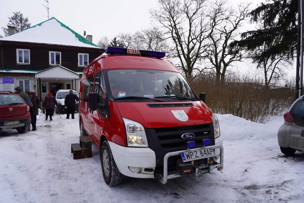Strażak OSP Zaręby pomaga seniorom dotrzeć na szczepienie przeciwko COVID-19