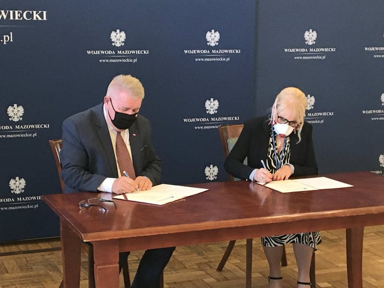 Podpisanie umowy przez Burmistrz Miasta i Gminy Chorzele - Beatę Szczepankowską oraz Wicewojewodę Mazowieckiego - Sylwestra Dąbrowskiego.